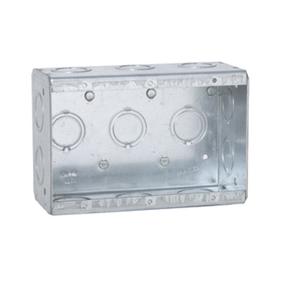 Caja Multigang de Acero Galvanizado de 3 Gangs, profundidad de 2-1/2". Cuenta con 16 KO concéntricos para tubería de 1/2" y 3/4".